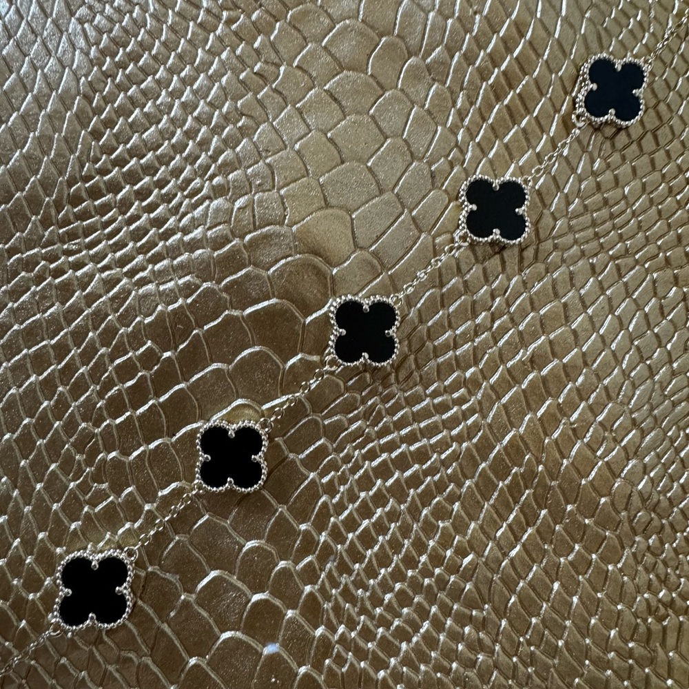 Black four leaf clover gold bracket